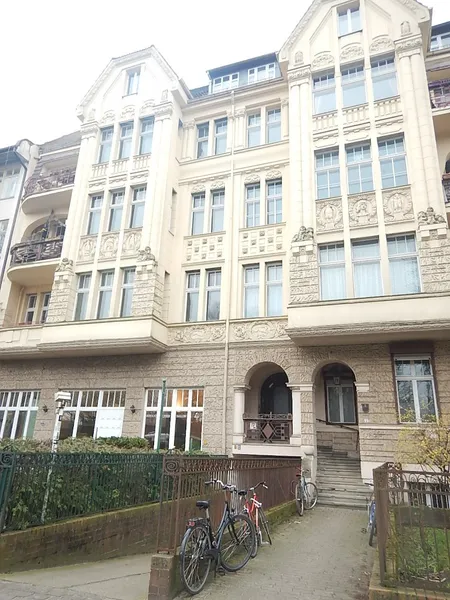 Helle Altbauwohnung mit Fischgrätparkett, Balkon und Blick ins Grüne am Treptower Park — photo 1